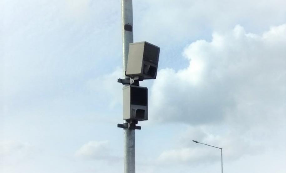 Verificação do radar fixo localizado na Linha Verde esquina com Rua Anne Frank, em Curitiba