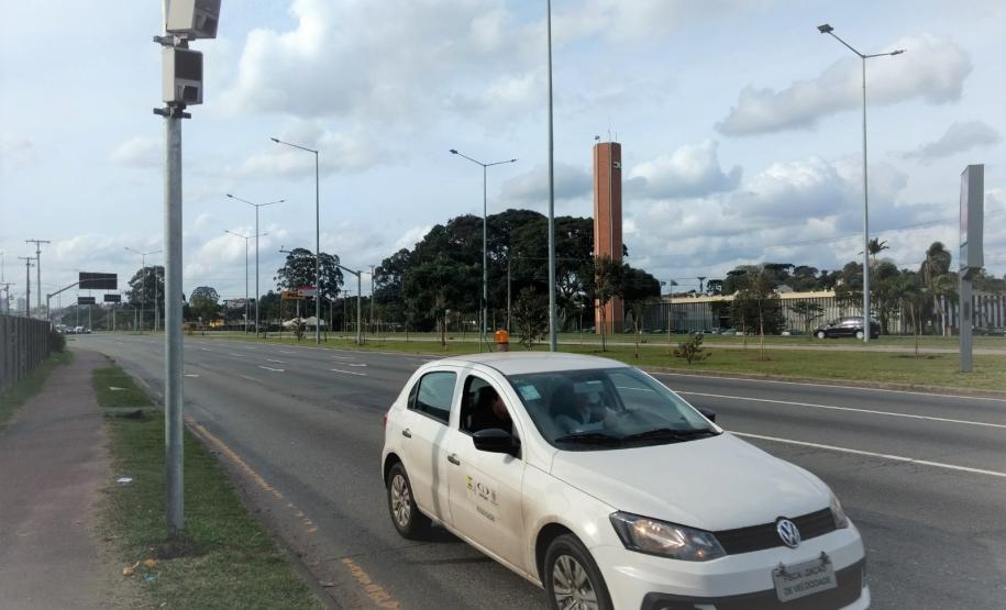 Verificação do radar fixo localizado na Linha Verde esquina com Rua Anne Frank, em Curitiba