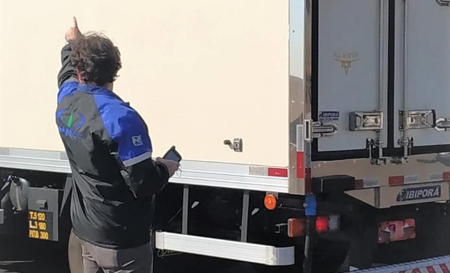 Equipe da Regional de Maringá fiscaliza cronotacógrafos na BR-376, Mandaguari. Na foto, o agente manda o caminhoneiro parar o veículo!