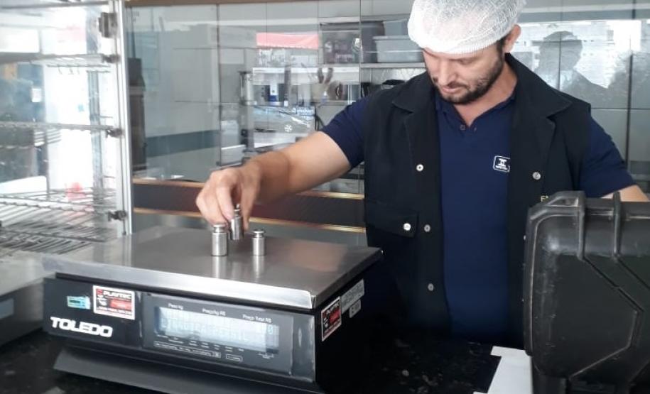 IPEM-PR fiscaliza balanças e produtos pré-embalados no comércio de Maringá