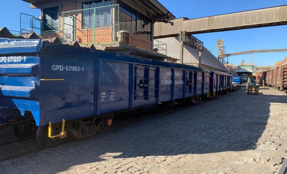 Vagão padrão da empresa Rumo, no Porto de Paranaguá