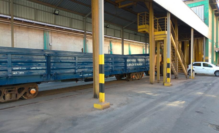 Vagão padrão da empresa Rumo, no Porto de Paranaguá