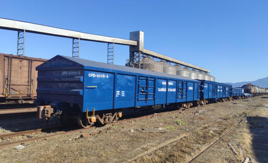 Vagão padrão da empresa Rumo, no Porto de Paranaguá