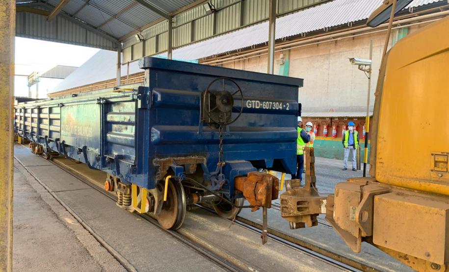 Vagão padrão da empresa Rumo, no Porto de Paranaguá