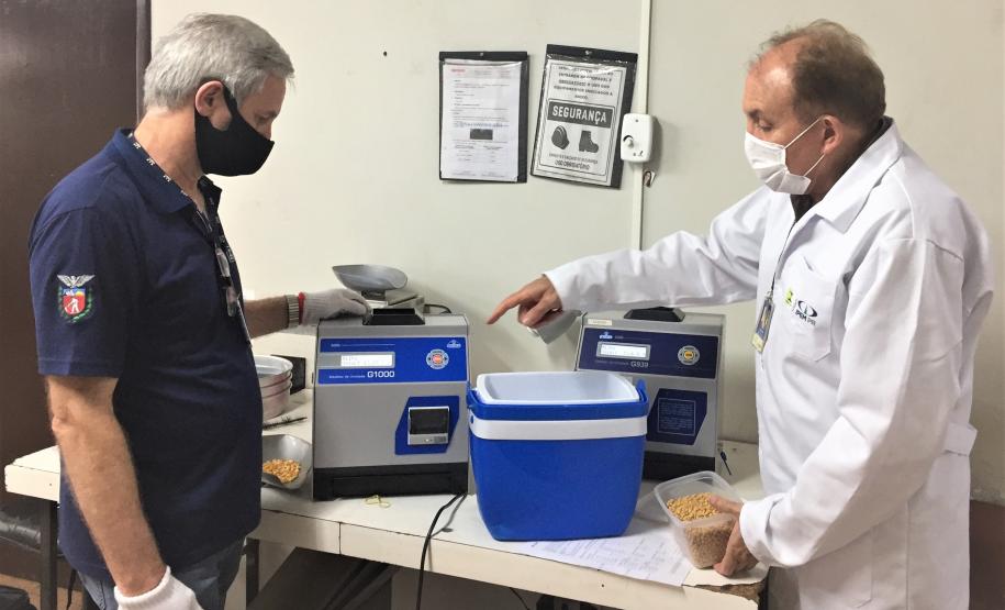 Equipe da Regional de Cascavel verifica Medidores de Umidade de Grãos em Cooperativas e Moinhos
