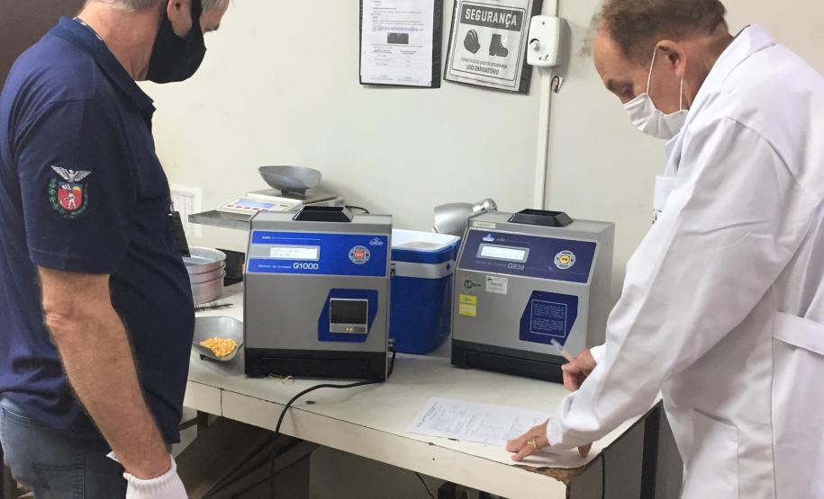 Equipe da Regional de Cascavel verifica Medidores de Umidade de Grãos em Cooperativas e Moinhos