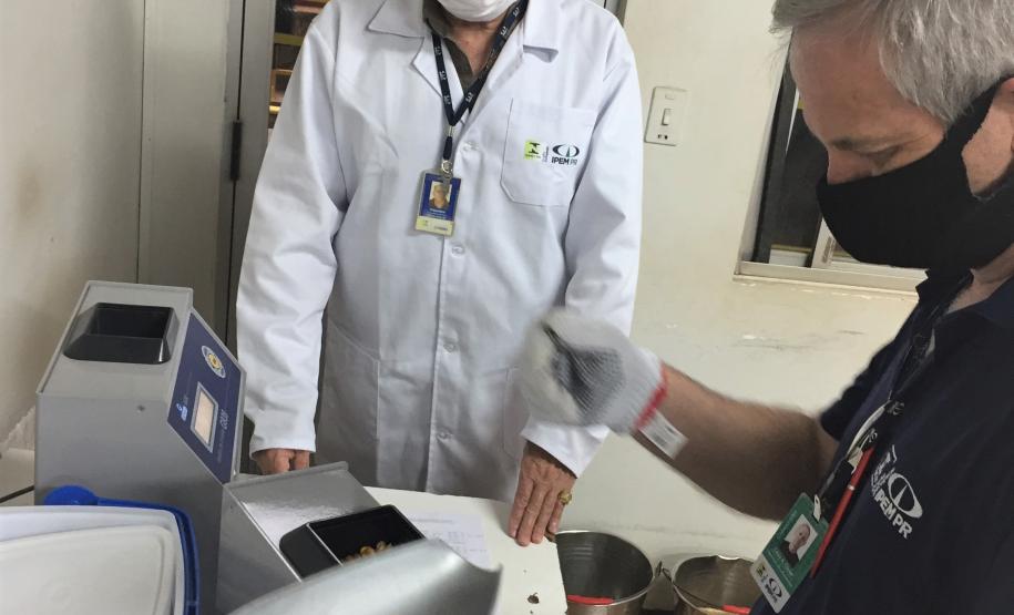 Equipe da Regional de Cascavel verifica Medidores de Umidade de Grãos em Cooperativas e Moinhos