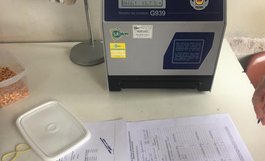 Equipe da Regional de Cascavel verifica Medidores de Umidade de Grãos em Cooperativas e Moinhos