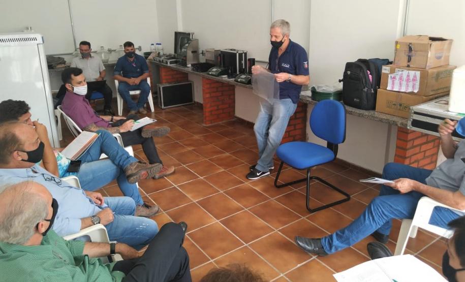 O engenheiro Celso Claser ministrou curso sobre instrumento que mede a umidade dos grãos para técnicos do Ipem-MT