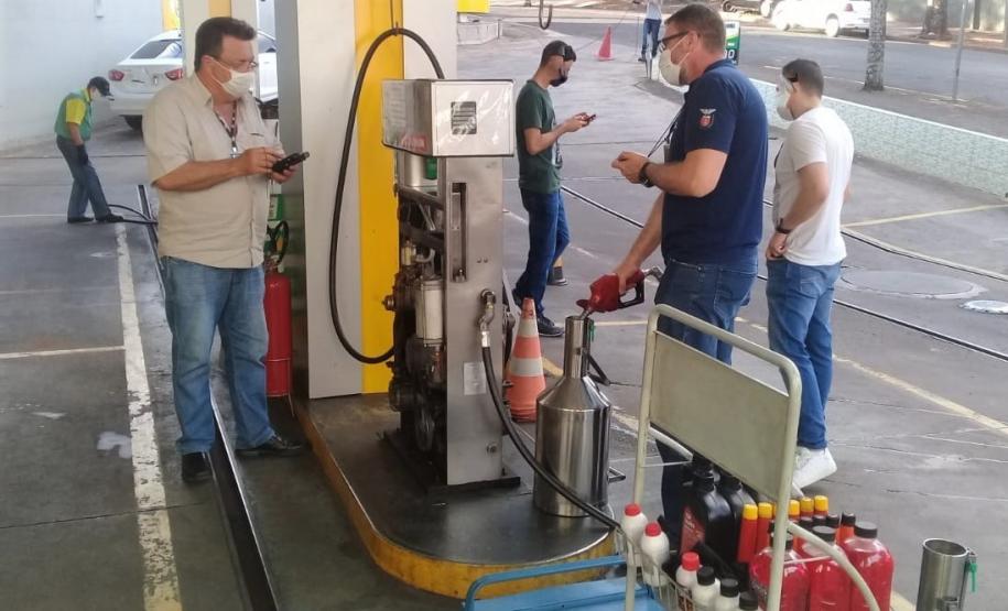 Ação conjunta fiscaliza bombas de combustíveis em Apucarana e Arapongas