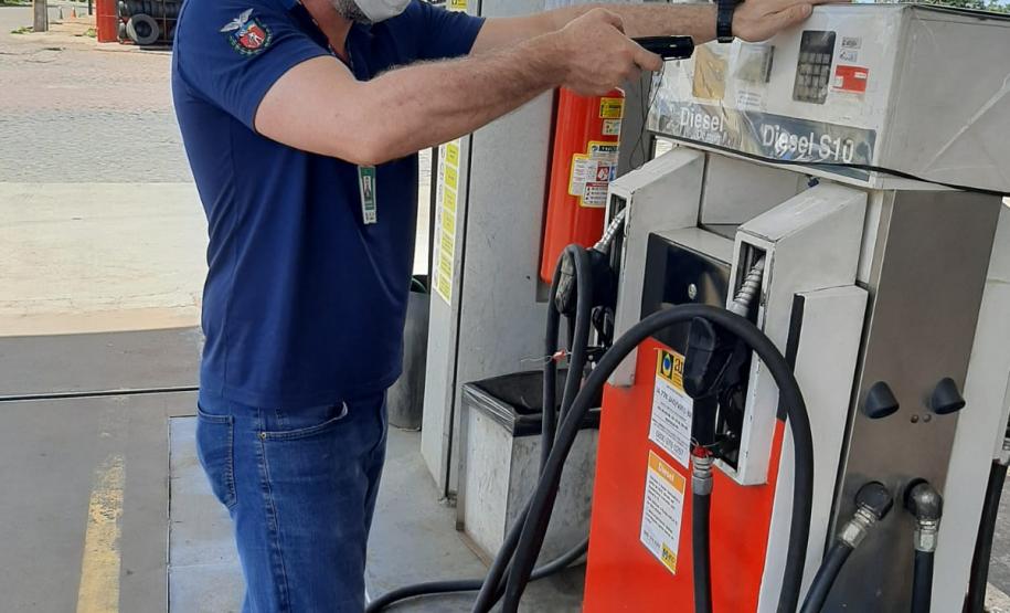 Ação conjunta fiscaliza bombas de combustíveis em Apucarana e Arapongas
