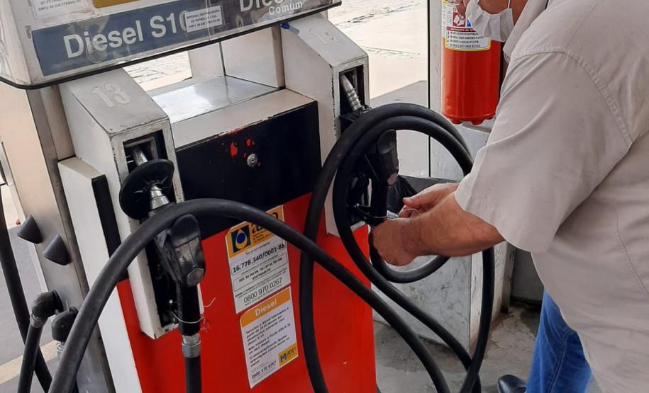 Ação conjunta fiscaliza bombas de combustíveis em Apucarana e Arapongas