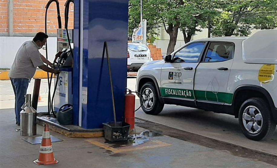 Ação conjunta fiscaliza bombas de combustíveis em Apucarana e Arapongas