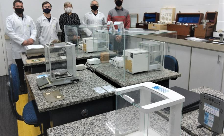 Equipe do Inmetro e do IPEM-PR no LACUT