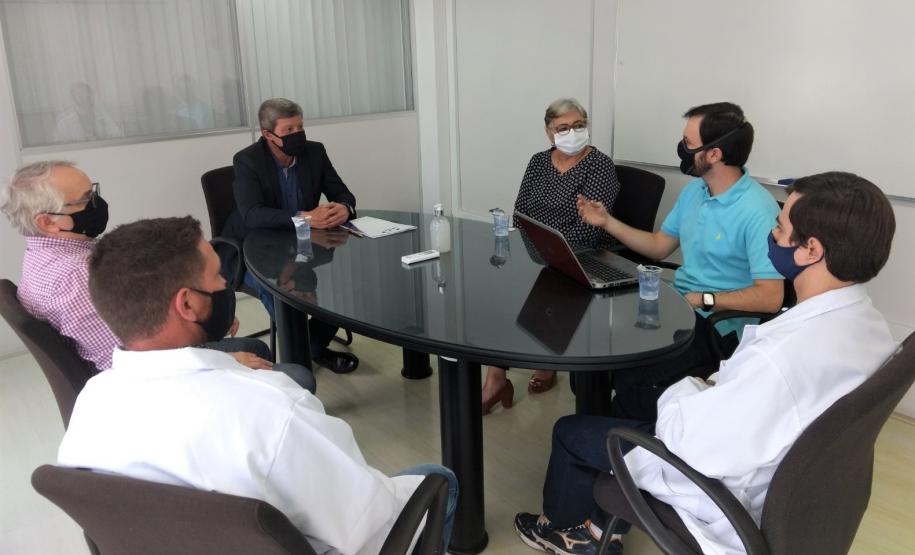 Equipe do Inmetro em reunião com o presidente do IPEM-PR, Rogério Moletta Nascimento