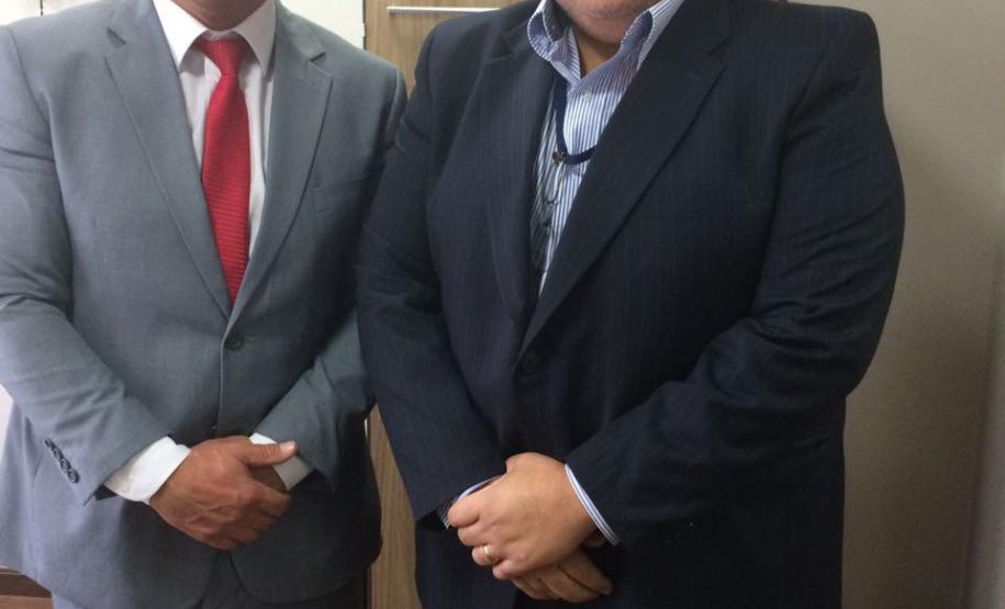 Oliveira e Gilberto Ribeiro Oliveira em conversa com deputado Gilberto Ribeiro